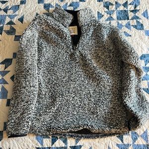 Long sleeve pullover sweater with pockets! Super comfy, and stylish! Size Medium